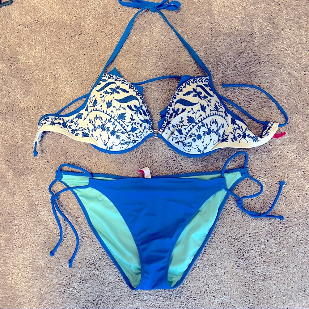 Gorgeous HTF embroidered Victoria’s Secret Swim push up bikini!